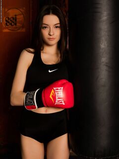 Голая девушка в боксёрских перчатках - фото