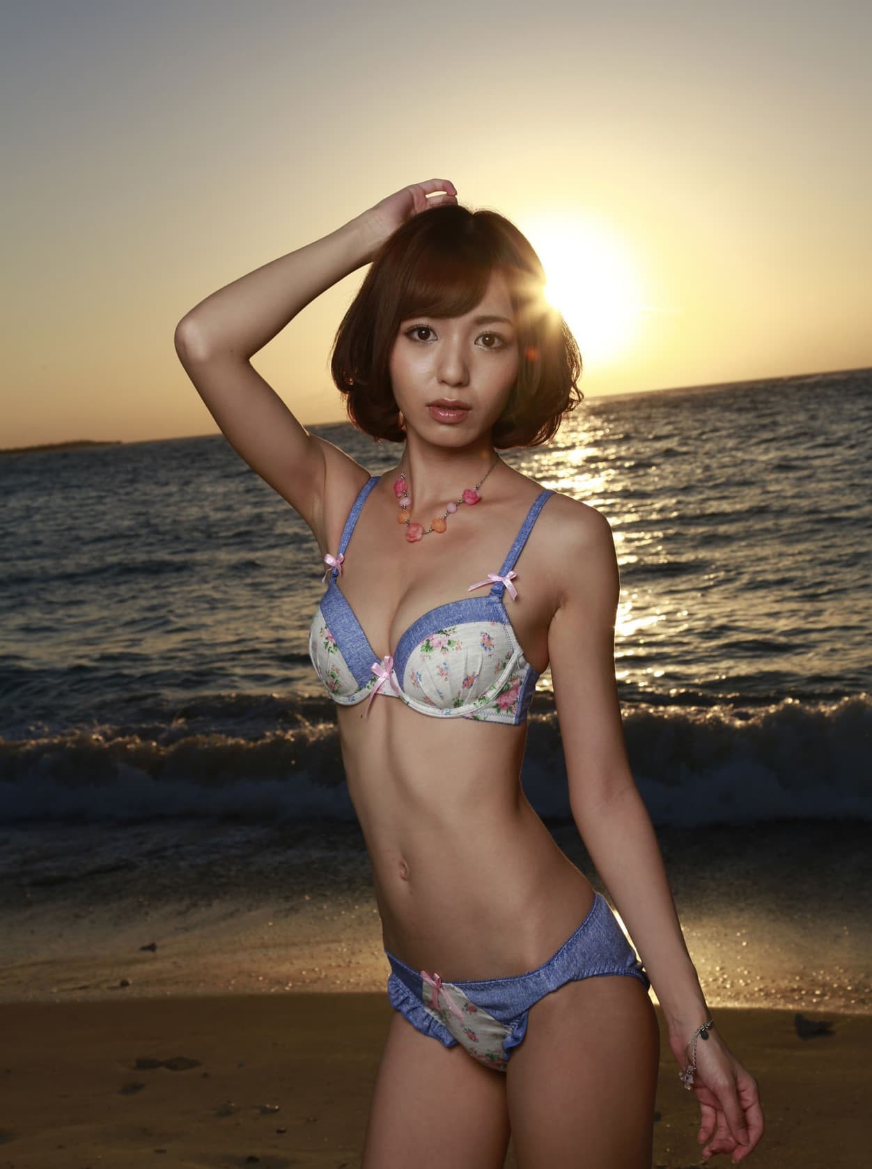 Худенькая японка в нижнем белье на пляже - фото