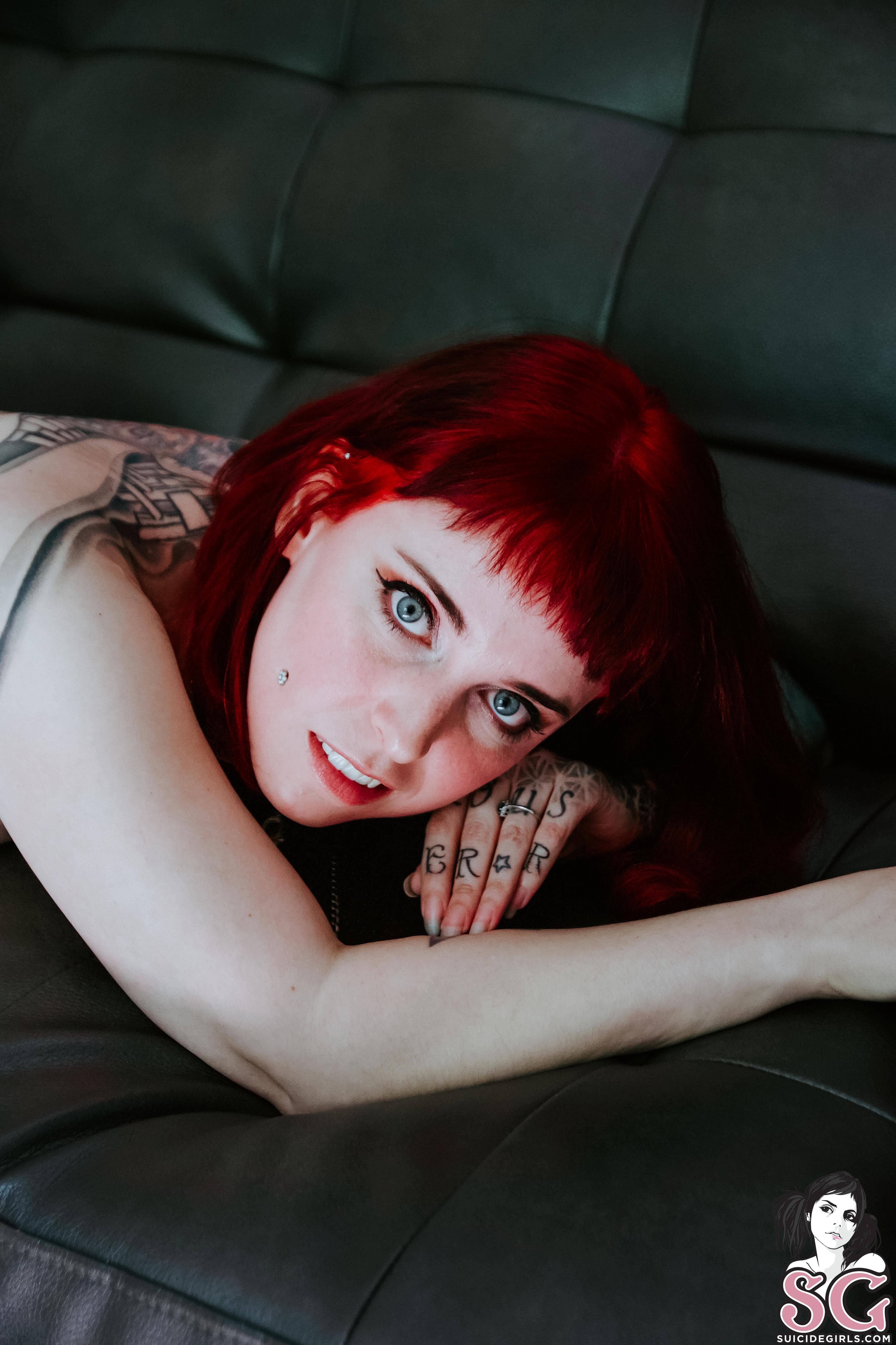 Рыжая баба в татуировках с пышными формами - фото