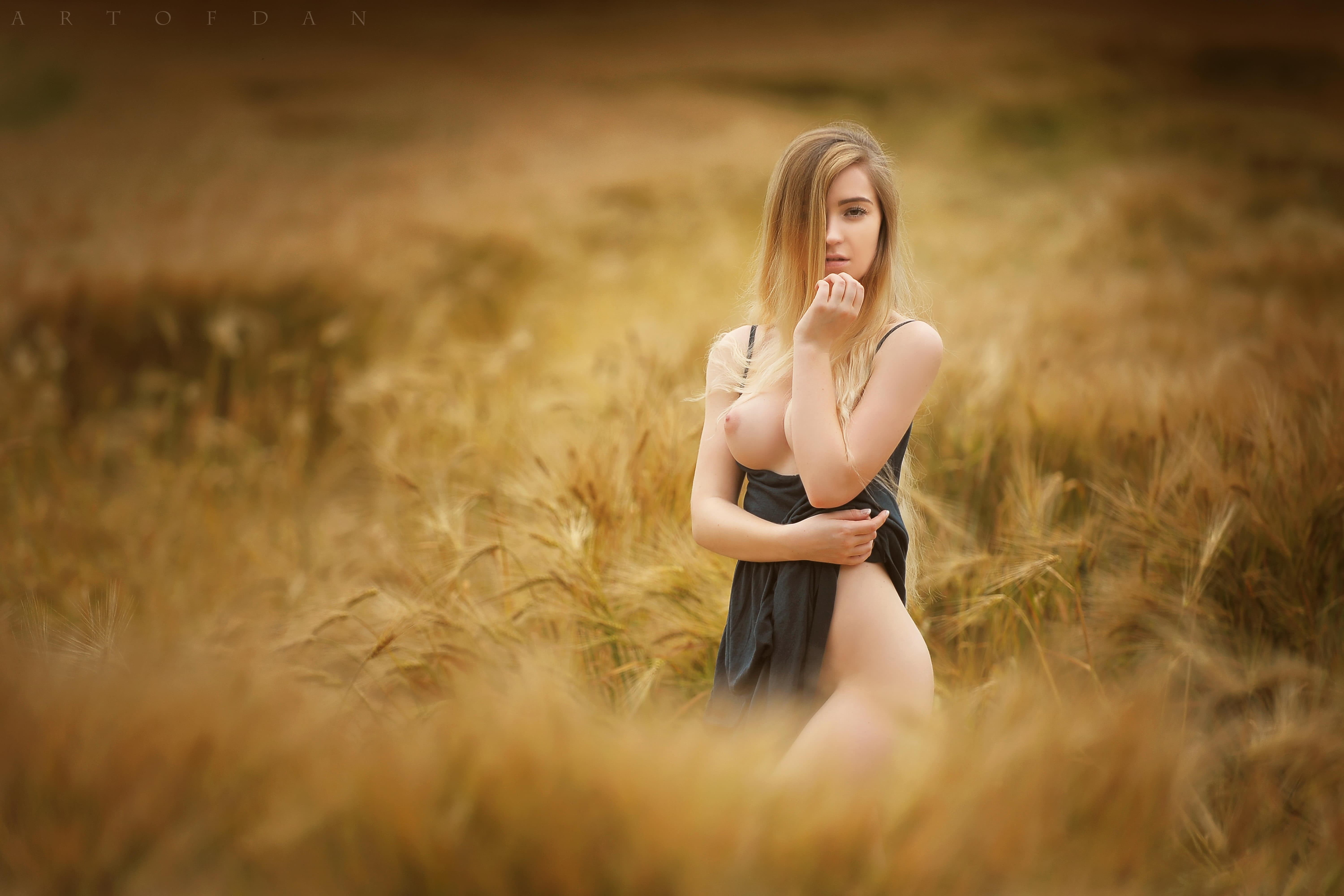 Блондинка с красивыми упругими буферами в поле - фото