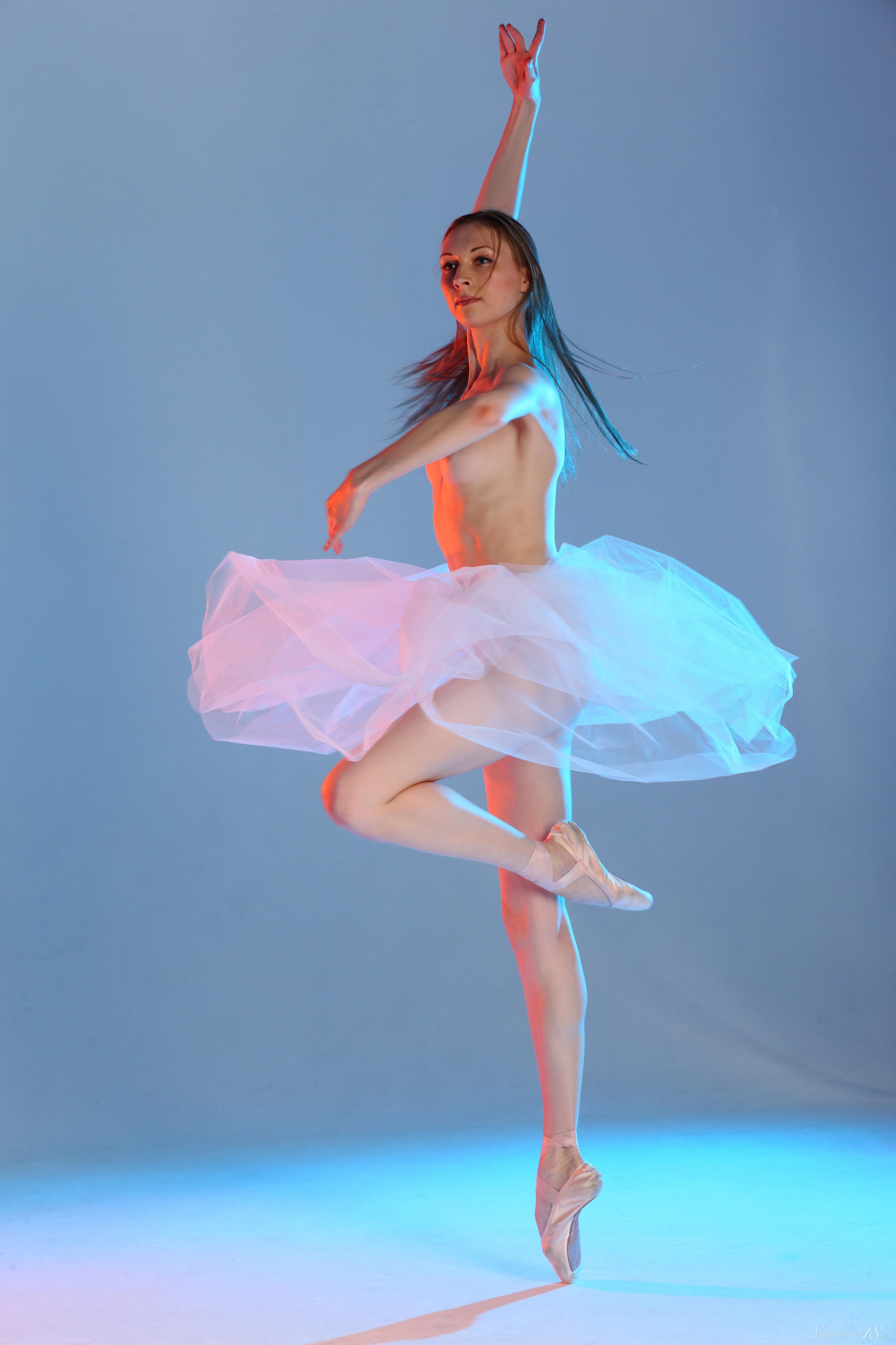 Голенькая балерина в пачке - фото