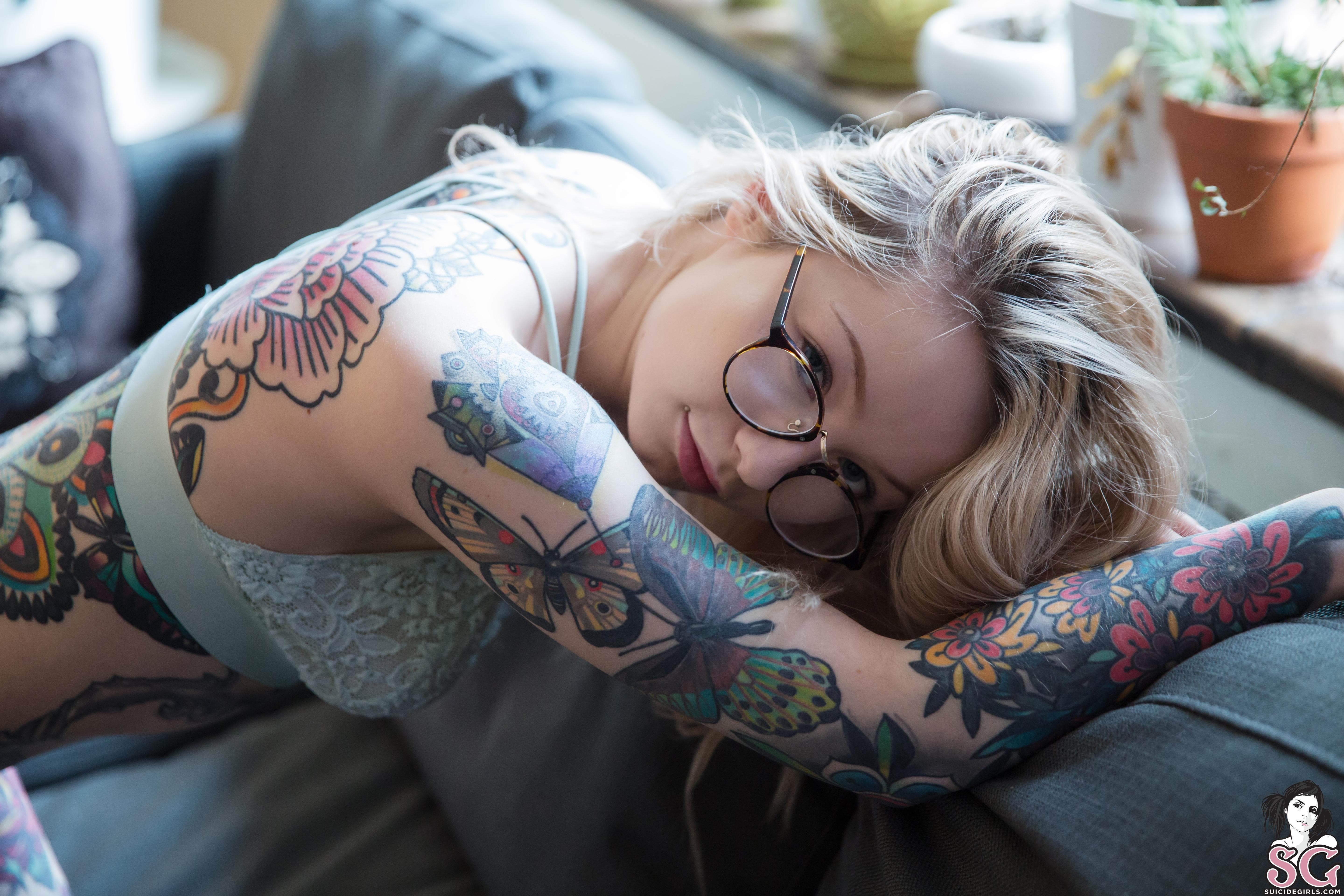 Татуированная девушка показала красивую писю - фото