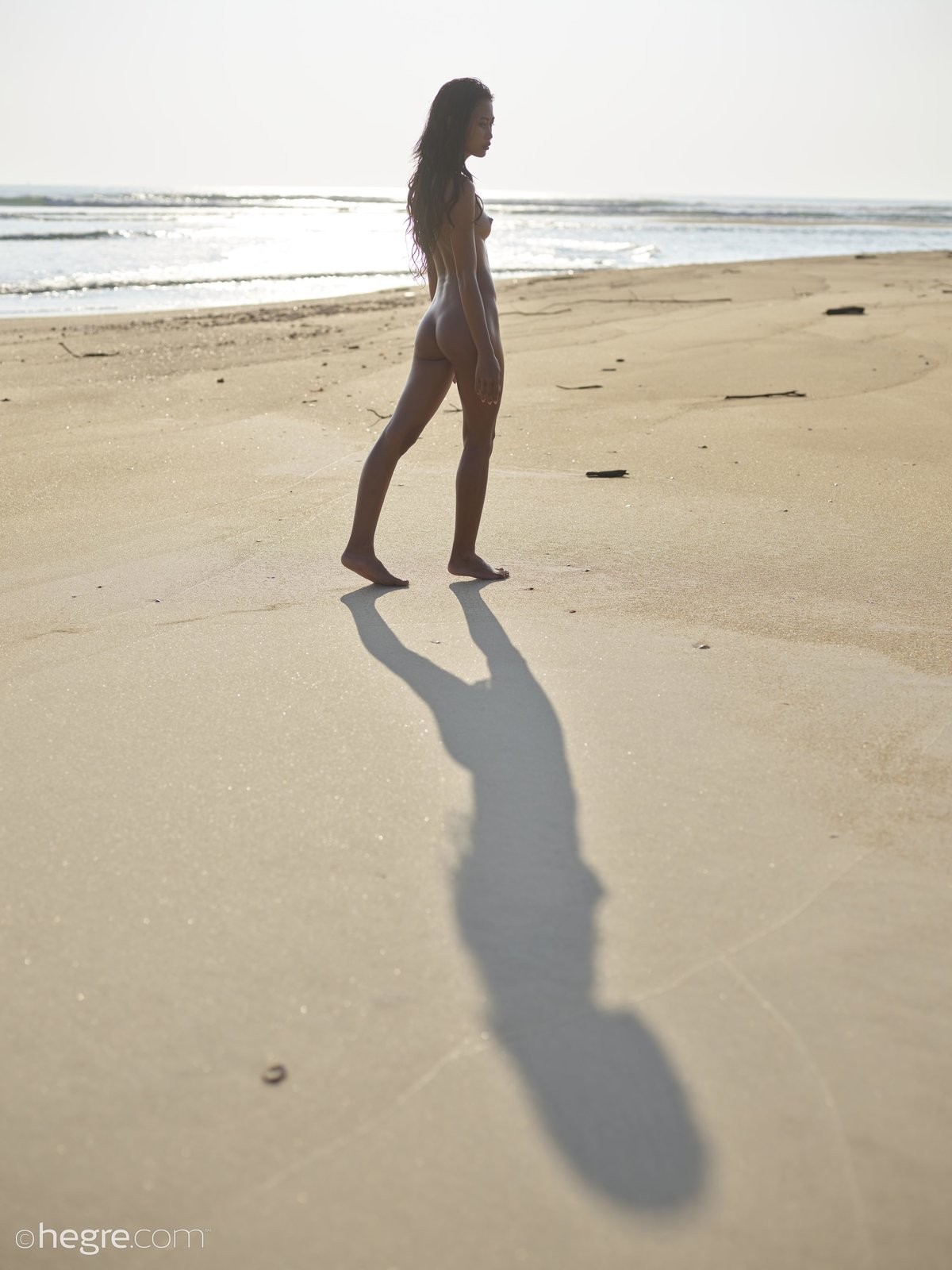 Азиатка с плоскими сиськами на пляже - фото