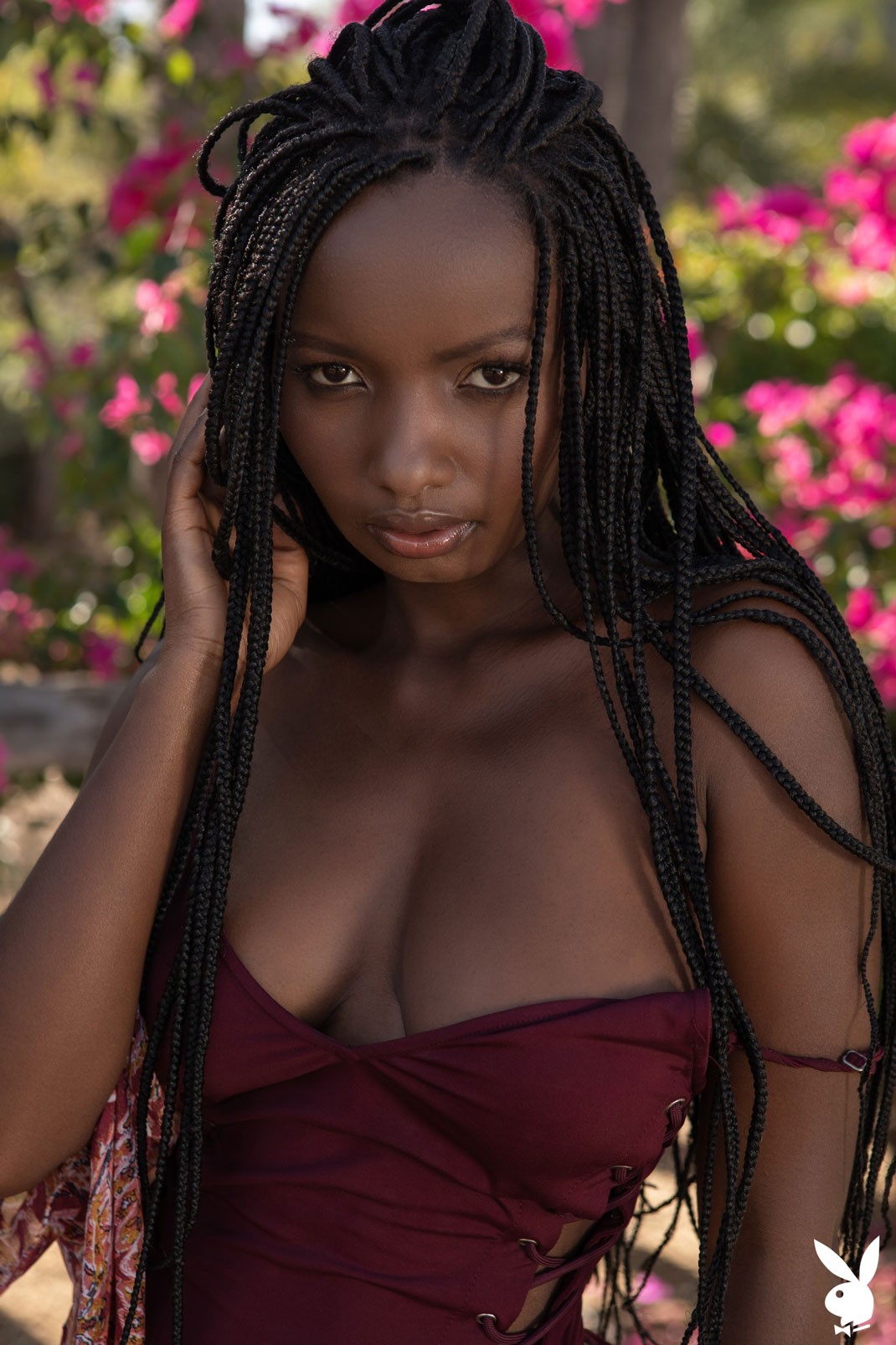 Молодая африканка с большими дойками - фото