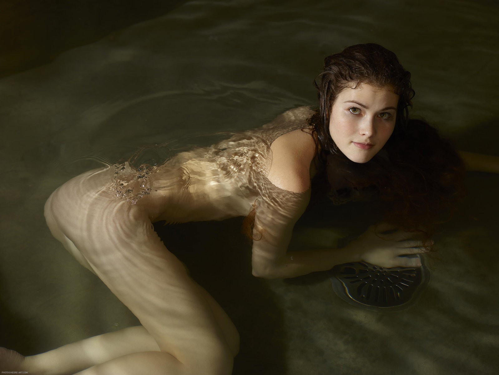 Мокрая девушка в бассейне без купальника - фото